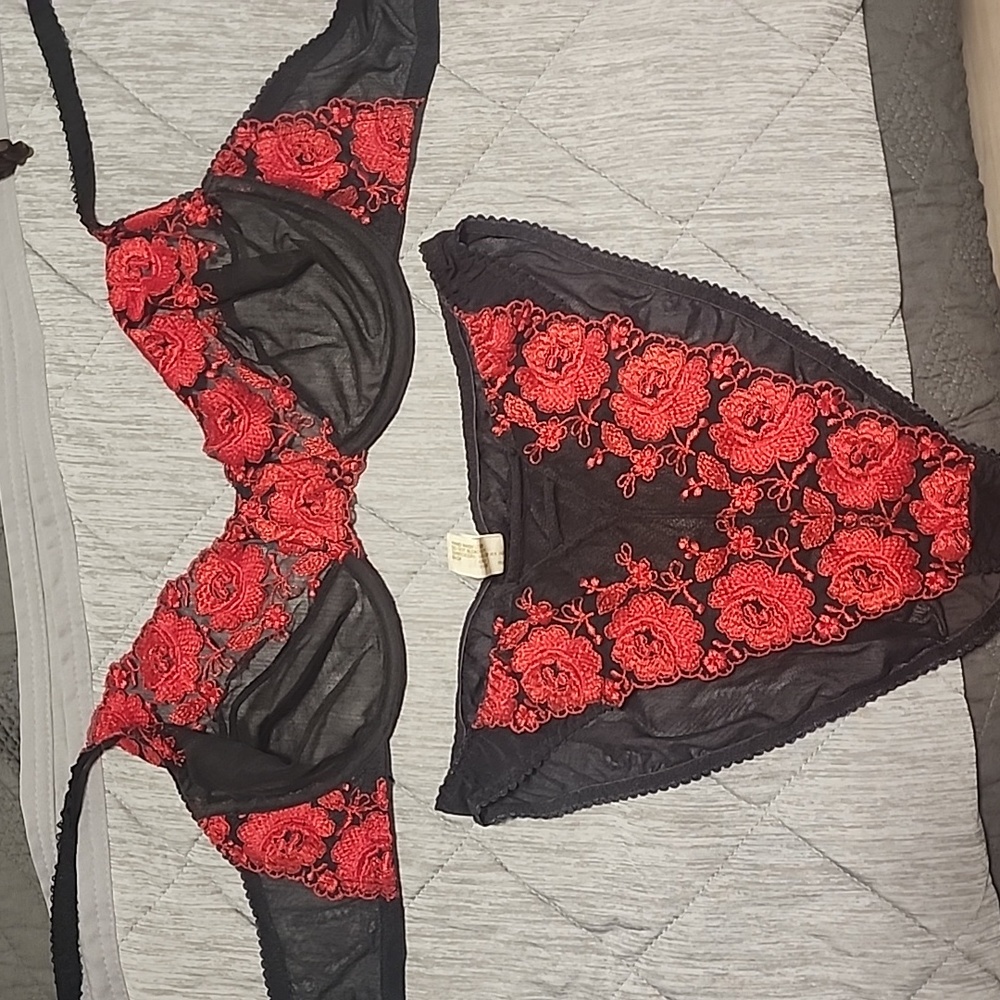 Victoria's Secret underwire sexy matching bra and panty set
